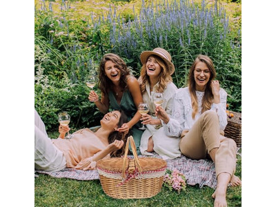 Cesta de Piquenique de Jardim Tecida de Vime com Alça para 2 Pessoas Tampa de Madeira